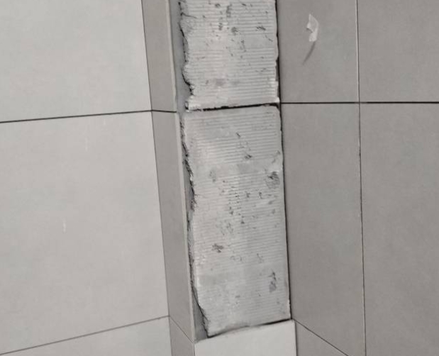 新乐瓷砖空鼓维修公司分享下瓷砖施工前基层浇水润湿程度不足，可能导致以下问题