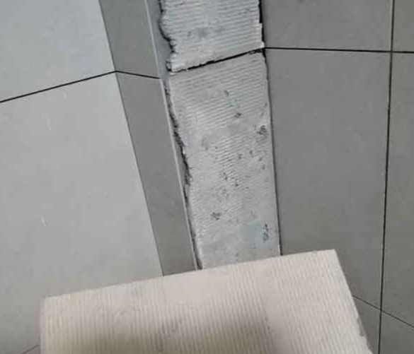 新乐瓷砖空鼓维修公司分享下厨房瓷砖脱落的补救措施。